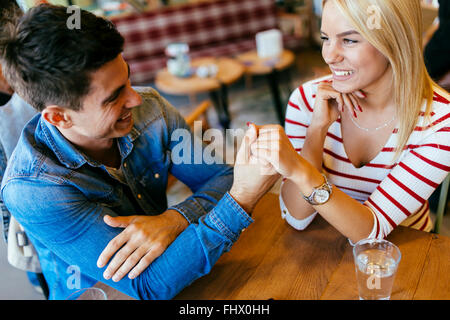 Bella giovane in amore flirt in ristorante e incollaggio Foto Stock