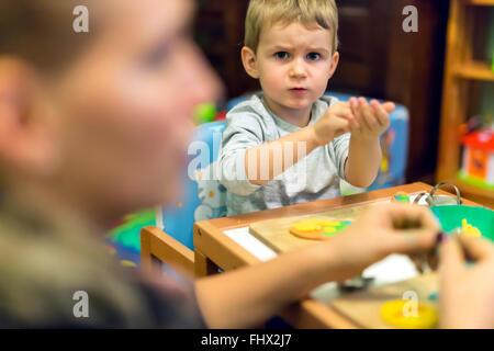 Little Boy di essere creativi con la plastilina Foto Stock