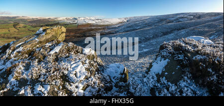 Vista sulle colline intorno a Glossop nel Derbyshire in una fredda giornata inverni. La neve sulla terra alta e la distesa di brughiera. Foto Stock