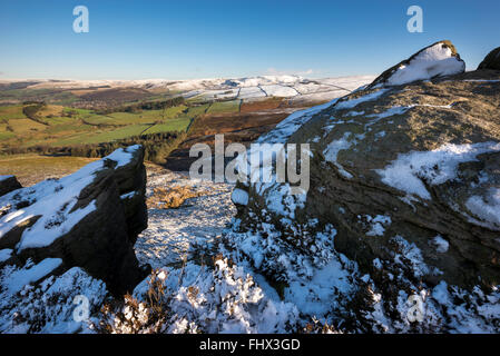 Vista sulle colline intorno a Glossop nel Derbyshire in una fredda giornata inverni. La neve sulla terra alta e la distesa di brughiera. Foto Stock