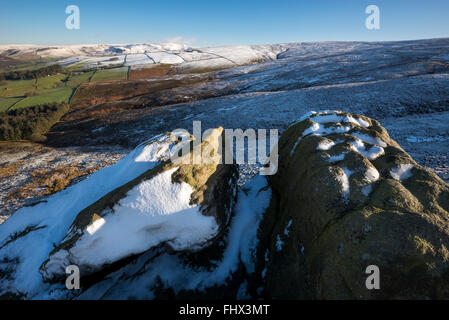 Vista sulle colline intorno a Glossop nel Derbyshire in una fredda giornata inverni. La neve sulla terra alta e la distesa di brughiera. Foto Stock