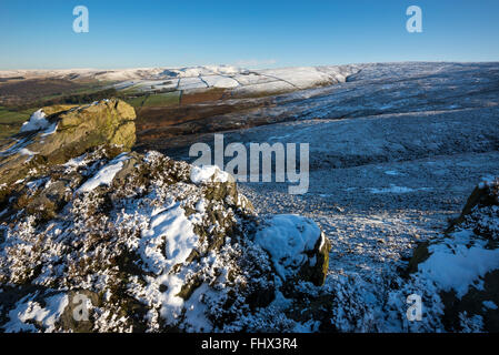 Vista sulle colline intorno a Glossop nel Derbyshire in una fredda giornata inverni. La neve sulla terra alta e la distesa di brughiera. Foto Stock