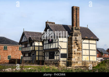 Buckshaw Hall è una casa di campagna del 17th° secolo in condizioni di scarsa qualità (2016) a Buckshaw Village, Chorley, Regno Unito. Foto Stock