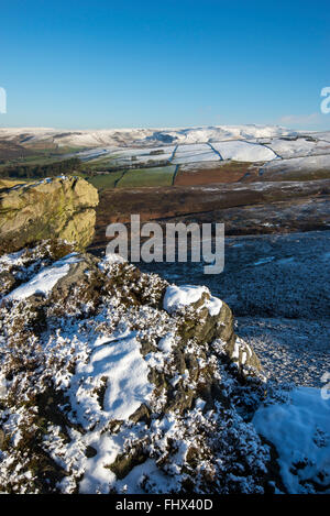 Vista sulle colline intorno a Glossop nel Derbyshire in una fredda giornata inverni. La neve sulla terra alta e la distesa di brughiera. Foto Stock