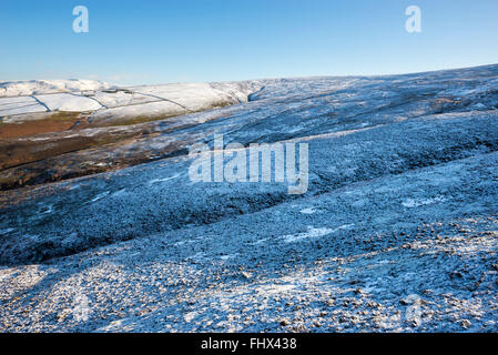 Coperta di neve aprire la brughiera vicino a Glossop nel picco elevato, Derbyshire. Foto Stock