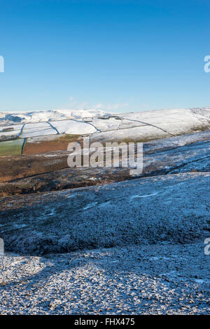 Vista sulle colline intorno a Glossop nel Derbyshire in una fredda giornata inverni. La neve sulla terra alta e la distesa di brughiera. Foto Stock