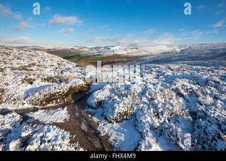 Vista sulle colline intorno a Glossop nel Derbyshire in una fredda giornata inverni. La neve sulla terra alta e la distesa di brughiera. Foto Stock