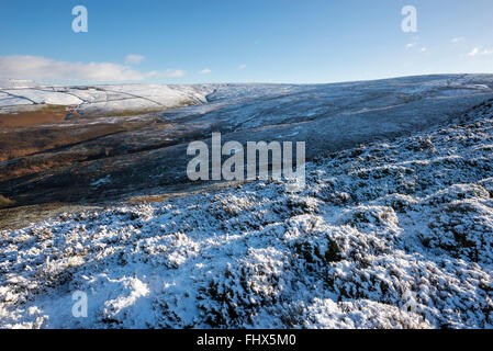 Vista sulle colline intorno a Glossop nel Derbyshire in una fredda giornata inverni. La neve sulla terra alta e la distesa di brughiera. Foto Stock