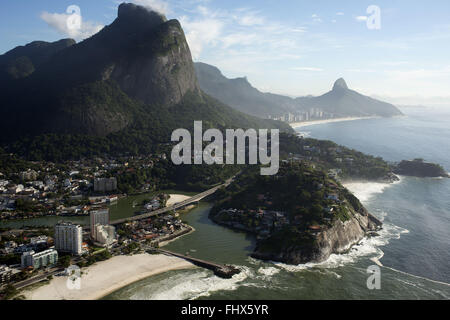 Vista aerea della spiaggia e della Barra da Tijuca Avenue Pepe con frangiflutti e pier Bar Foto Stock