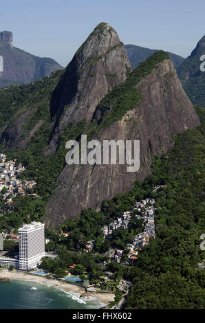 Vista aérea da Favela do Vidigal com destaque para o Morro Dois Irmãos e Praia do Vidigal Foto Stock