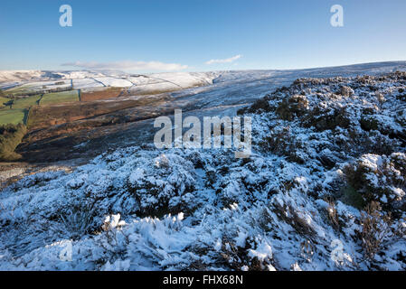 Vista sulle colline intorno a Glossop nel Derbyshire in una fredda giornata inverni. La neve sulla terra alta e la distesa di brughiera. Foto Stock