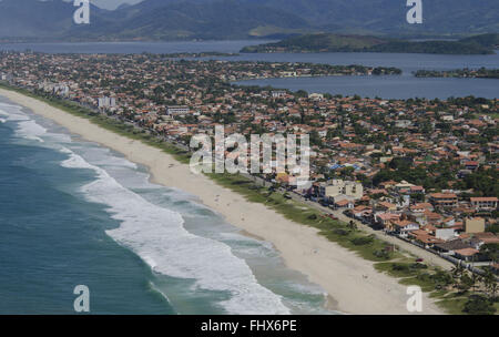 Vista aérea da Praia de Saquarema com Lagoa de Saquarema ao fundo Foto Stock