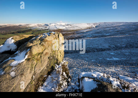 Vista sulle colline intorno a Glossop nel Derbyshire in una fredda giornata inverni. La neve sulla terra alta e la distesa di brughiera. Foto Stock