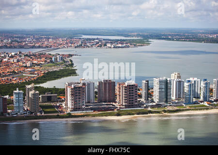 Vista aerea di Sao Marcos quartiere Spiaggia di Ponta d'Areia Beach e Ponte Governador José Sarney Foto Stock