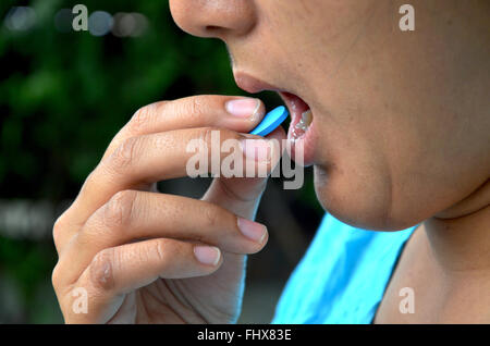 Donna Thai malato e medicina di mangiare prima del riposo Foto Stock