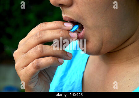 Donna Thai malato e medicina di mangiare prima del riposo Foto Stock