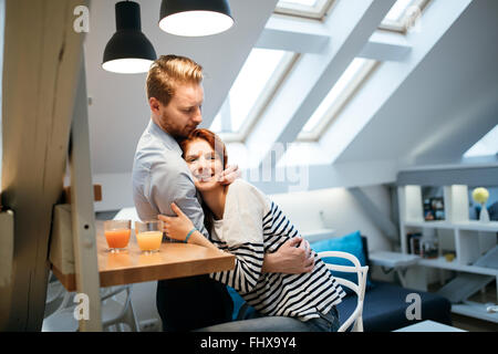 Matura in amore abbracciando per mostrare i loro sentimenti whever possibile Foto Stock