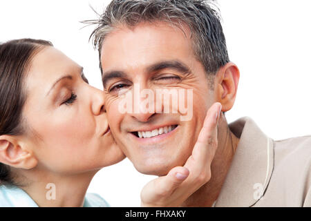 Donna anziana in amore baciare uomo felice sulla guancia Foto Stock
