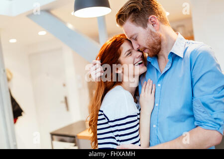 Matura in amore abbracciando per mostrare i loro sentimenti whever possibile Foto Stock