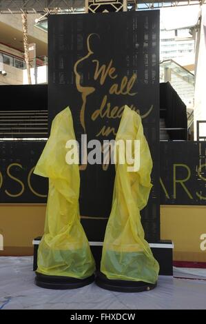 Hollywood, CA. Il 25 febbraio, 2016. Una vista generale dell'atmosfera durante la 88th annuale di Academy Awards red carpet preparazione di presenze per la 88th Academy Awards Oscars 2016 - Preparazione, Dolby Theatre, Hollywood, CA, 25 febbraio 2016. © Elizabeth Goodenough/Everett raccolta/Alamy Live News Foto Stock