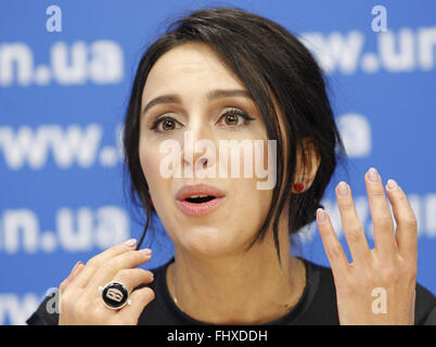 Kiev, Ucraina. 26 Febbraio, 2016. Cantante ucraina JAMALA parla con i giornalisti nel corso di una conferenza stampa a Kiev, Ucraina, il 26 febbraio, 2016. La Crimea Tatar cantante SUSANA JAMALADINOVA noto come JAMALA, rappresenterà l'Ucraina al Concorso Eurovisione della canzone (CES), che è costituito da due semi-finale, che si terrà il 10 e 12 maggio, e un gran finale il 14 maggio a Stoccolma. © Serg Glovny/ZUMA filo/Alamy Live News Foto Stock