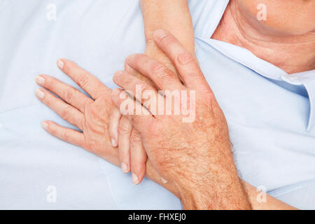 Due coppie di mani senior tocchino dolcemente Foto Stock