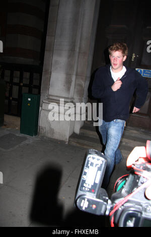 Il principe Harry con protezione reale dopo la notte fuori in Kitts Kings Rd,con Chelsy Davy. 10 foto (credito immagine © Jack Ludlam) Foto Stock