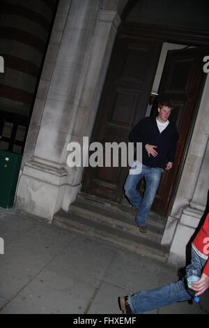 Il principe Harry con protezione reale dopo la notte fuori in Kitts Kings Rd,con Chelsy Davy. 10 foto (credito immagine © Jack Ludlam) Foto Stock