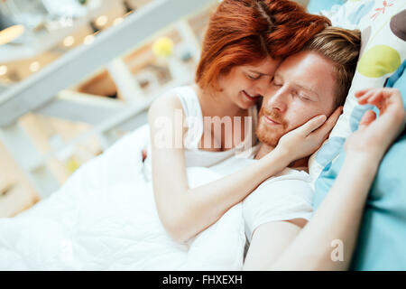Coppia romantica in amore sdraiato sul letto ed essendo appassionato Foto Stock
