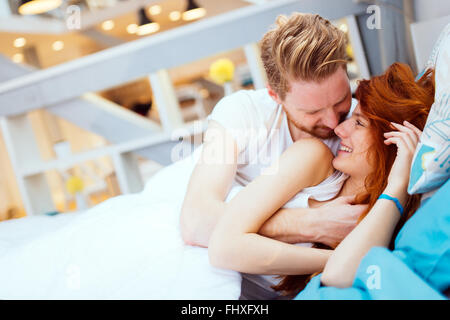 Coppia romantica in amore sdraiato sul letto ed essendo appassionato Foto Stock