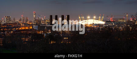 London, Regno Unito - 7 gennaio 2016: Panorama di Canary Wharf a notte. Visualizzazione include il park, il Museo Nazionale Marittimo, la cappella reale, Foto Stock