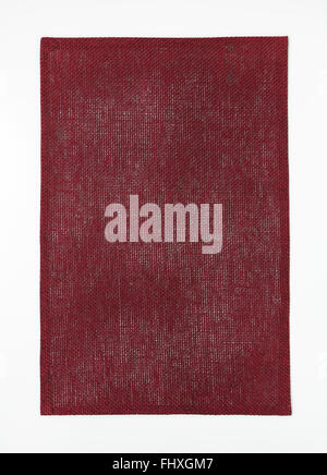 Rettangolare posto borgogna tappetino su sfondo bianco Foto Stock