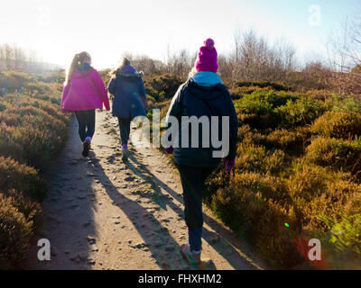 Famiglia passeggiate in inverno su Stanton Moor vicino a Matlock nel distretto di Peak Derbyshire Dales England Regno Unito Foto Stock