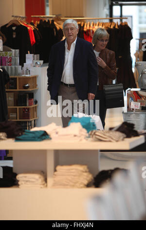 Michael Morbo di Parkinson e la moglie Maria Shopping in Bond St London 4 foto (credito immagine © Jack Ludlam) Foto Stock