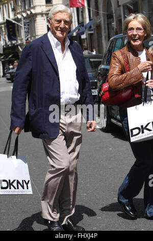 Michael Morbo di Parkinson e la moglie Maria Shopping in Bond St London 4 foto (credito immagine © Jack Ludlam) Foto Stock