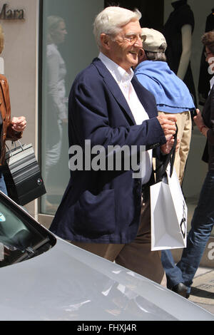 Michael Morbo di Parkinson e la moglie Maria Shopping in Bond St London 4 foto (credito immagine © Jack Ludlam) Foto Stock