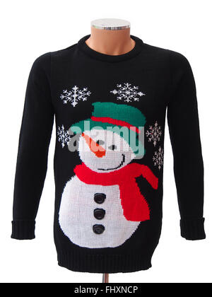 In maglia nera adulti' Natale ponticello su un manichino, dotato di un pupazzo di neve e fiocchi di neve, isolata su uno sfondo bianco. Foto Stock