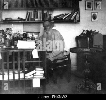 Leo Tolstoj, Conte Nikolayevich Lev Tolstoj, autore russo nel suo studio Foto Stock