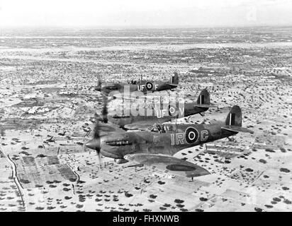 Spitfires sulla pattuglia di intercettazione over de l'isola di Djerba, off Gabes, Nord Africa da Allied forze aeree Foto Stock