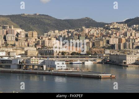 L'Italia, la città di Genova visto dal porto Foto Stock