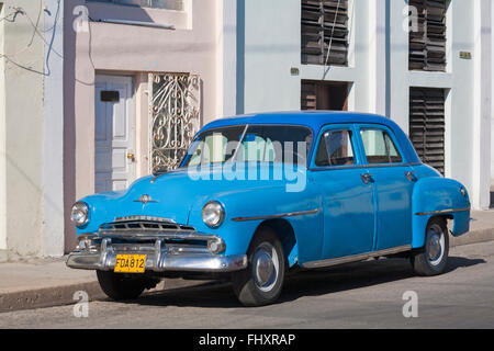 Vecchia Plymouth auto blu parcheggiata in strada a Cienfuegos, Cuba, West Indies, dei Caraibi e America centrale Foto Stock