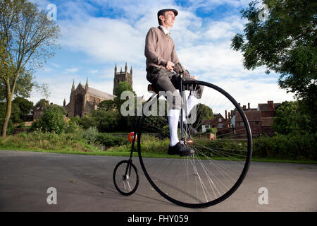 Il Penny Farthing enthusiast Dave Preece da Worcester REGNO UNITO Foto Stock