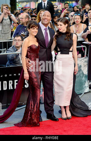 Carla Gugino, Dwayne Johnson e Alex Daddario assiste il 'San Andreas' Premiere mondiale a l'Odeon Leicester Square a Londra Foto Stock