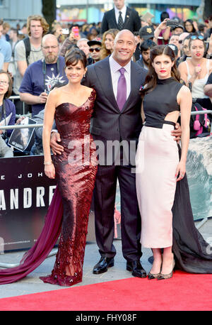 Carla Gugino, Dwayne Johnson e Alex Daddario assiste il 'San Andreas' Premiere mondiale a l'Odeon Leicester Square a Londra Foto Stock