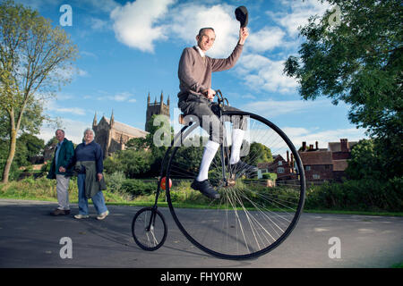 Il Penny Farthing enthusiast Dave Preece da Worcester REGNO UNITO Foto Stock