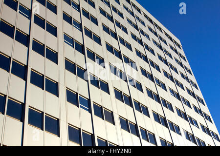 Guardando verso l'alto edificio bianco Foto Stock