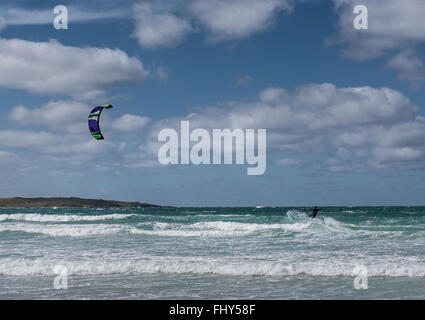 Il kitesurfing nelle Ebridi Esterne Foto Stock