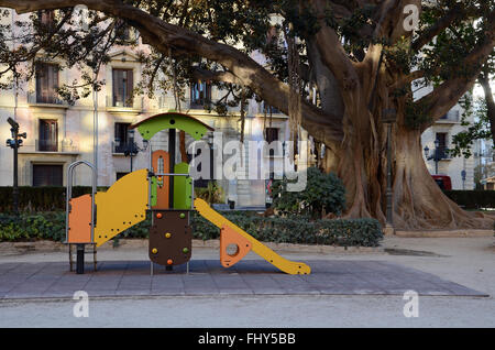 Parco locale nelle vicinanze di Plaça de la Porta de la Mar al centro di Valencia in Spagna. Foto Stock