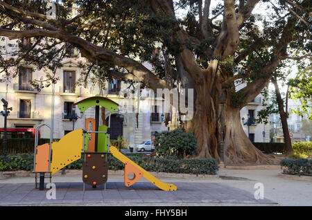 Parco locale nelle vicinanze di Plaça de la Porta de la Mar al centro di Valencia in Spagna. Foto Stock