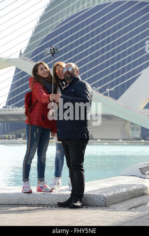 Tenendo selfies a Ciudad de las Artes y las Ciencias, Valencia, Spagna Foto Stock